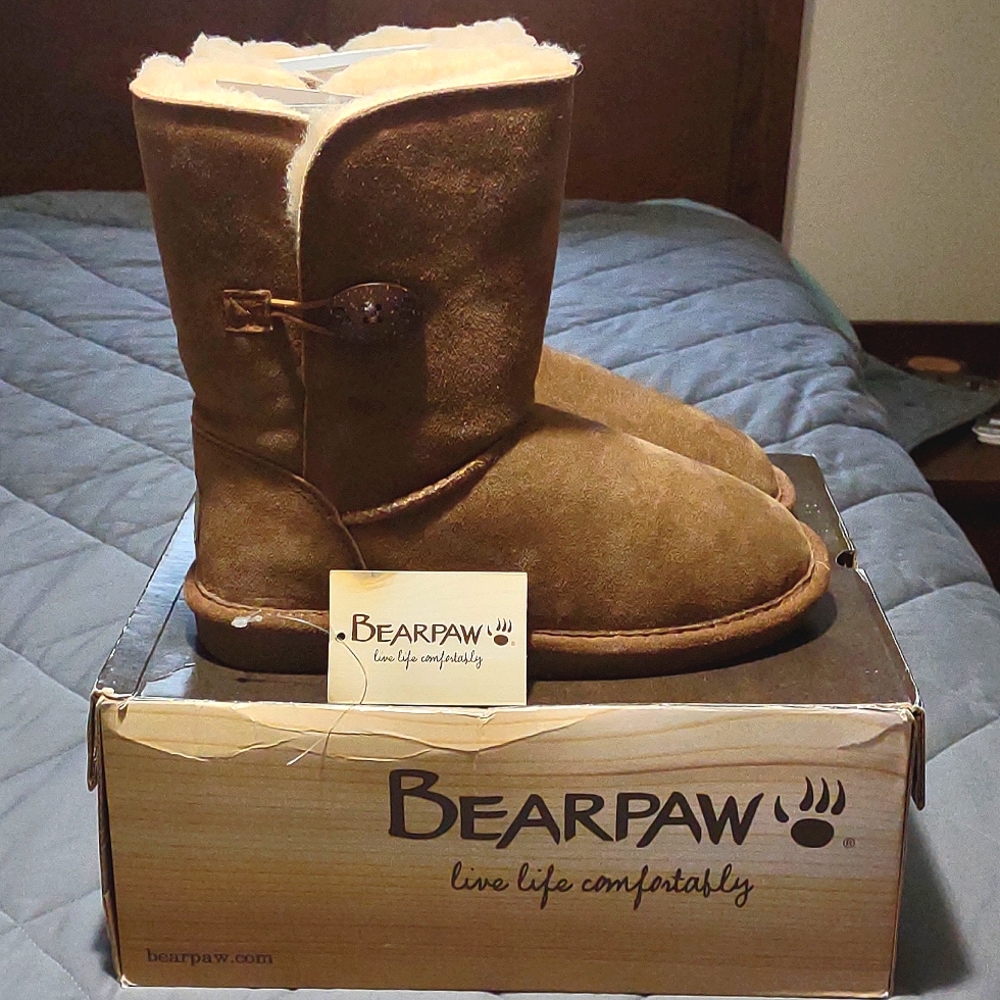 Bearpaw size 7 mid calf fur lined boots.
